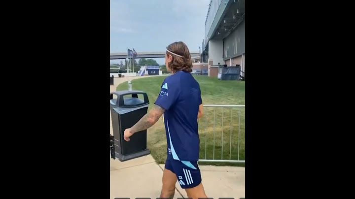Riccardo Calafiori on his way to his first training session with the Arsenal 🔴⚪