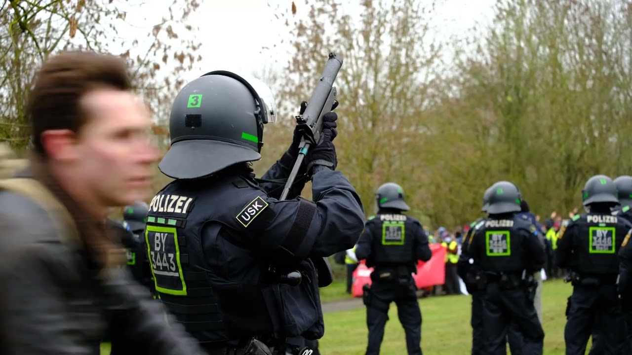 Gas Geschosse gegen friedliche protestierende! Anti AFD Protest gießen