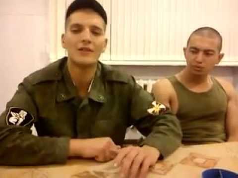 Солдат поет песню очень красиво и душевно