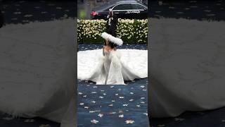 Diana Ross shows up with an 18-FOOT Shawl | #metgala