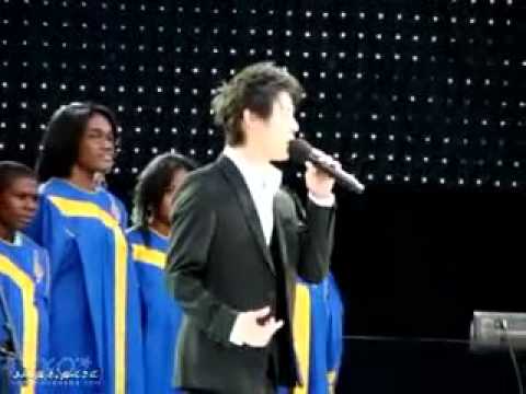 미국공연에서 애국가 부르는 준수.mp4