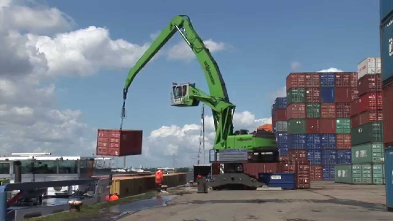 SENNEBOGEN Port Handling 860 Mobile Material Handler loading