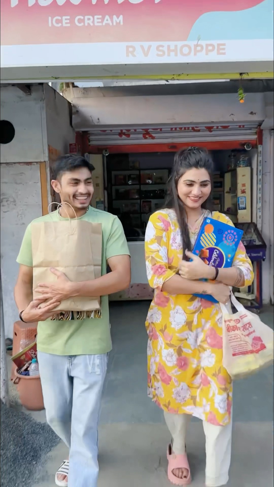 किसने किसको लूटा यें बताओ?? #comedy #kajalsoni #youtubeshorts #funny #viralvideo