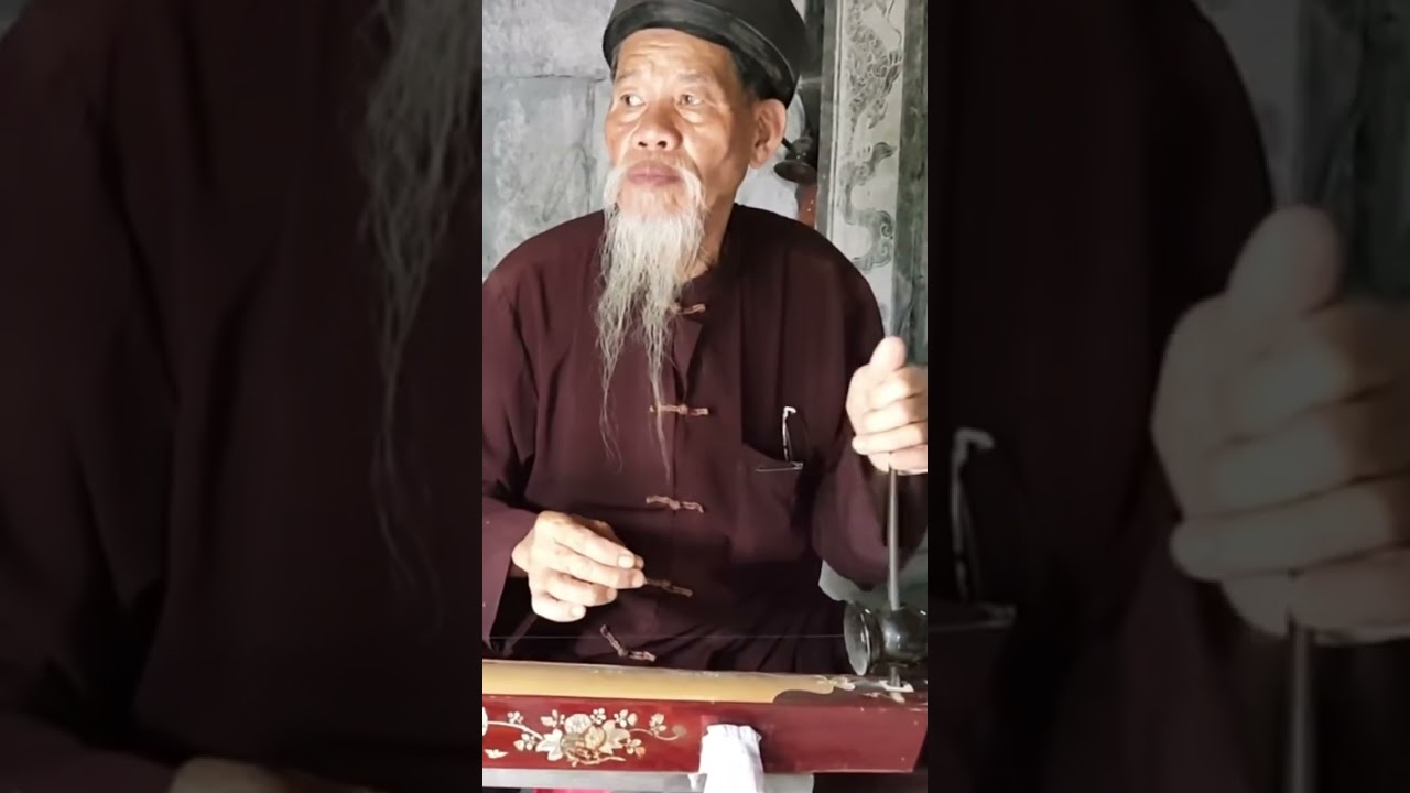Talented Vietnamese Musician Plays the Dan Bau aka Monochord Zither! 