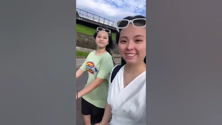 我们外出走走。 We go out for a walk.  Salimos a caminar. - 天天要闻