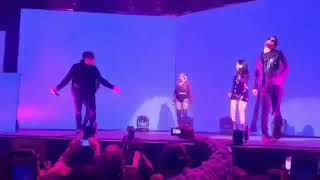 Becky G - Karol G tiene un accidente en el escenario