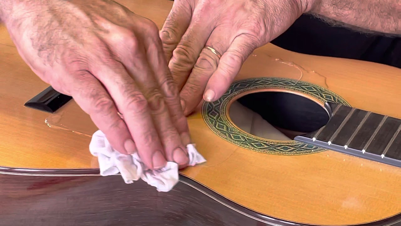 Poner golpeador de guitarra flamenca con cola de conejo
