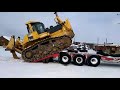 Карьерный бульдозер Komatsu D375 (67 тонн) заезжает на трал!