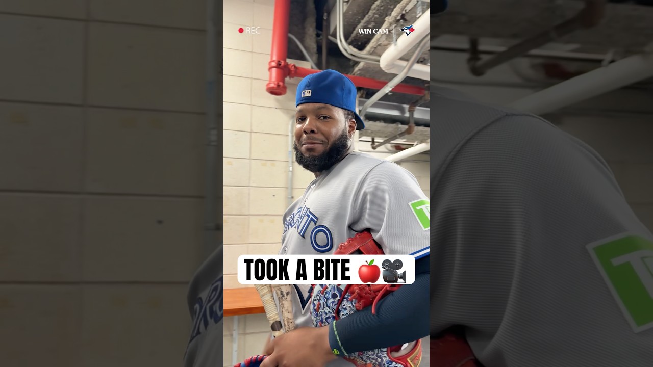 Would anyone like a #WinCam that has Brett Bateman singing Ella Langley? 🤠 #MLB #Toronto #BlueJays