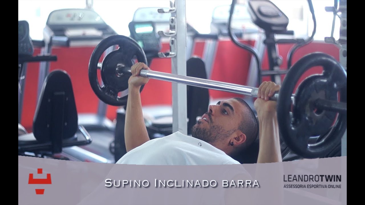 Supino inclinado com barra, treino de ginástica masculino, aeróbico e  exercícios.