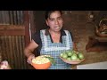 Asi se prepara una exquisita salsa verde de tortas de Habas.