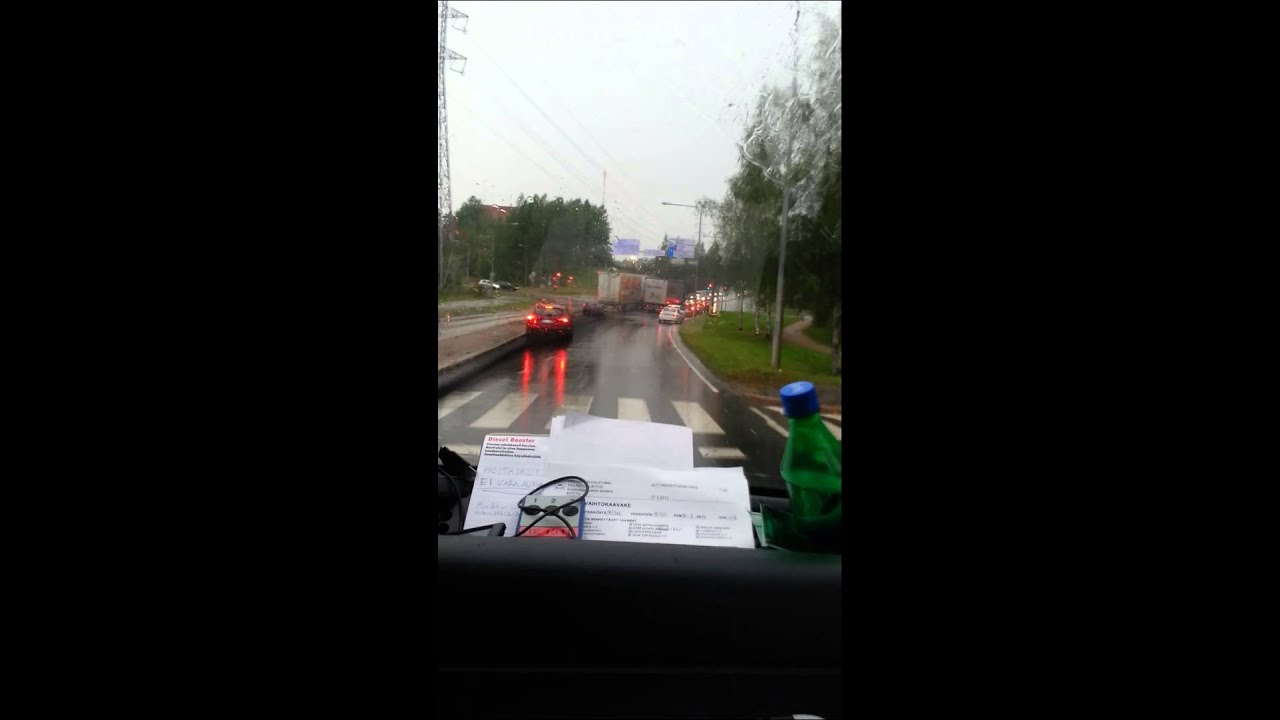 Hälytysajoa ambulanssin matkassa