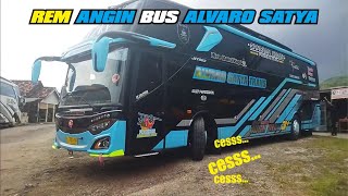 Suara Rem Angin bus pariwisata Alvaro Satya Trans saat parkir di Parangtritis