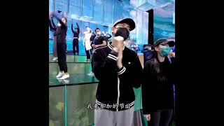 《迪丽热巴·20210211春晚彩排与采访》@Dear-迪丽热巴:我要参加的节目有歌有舞，会给大家带去很多阳光的感觉🦊