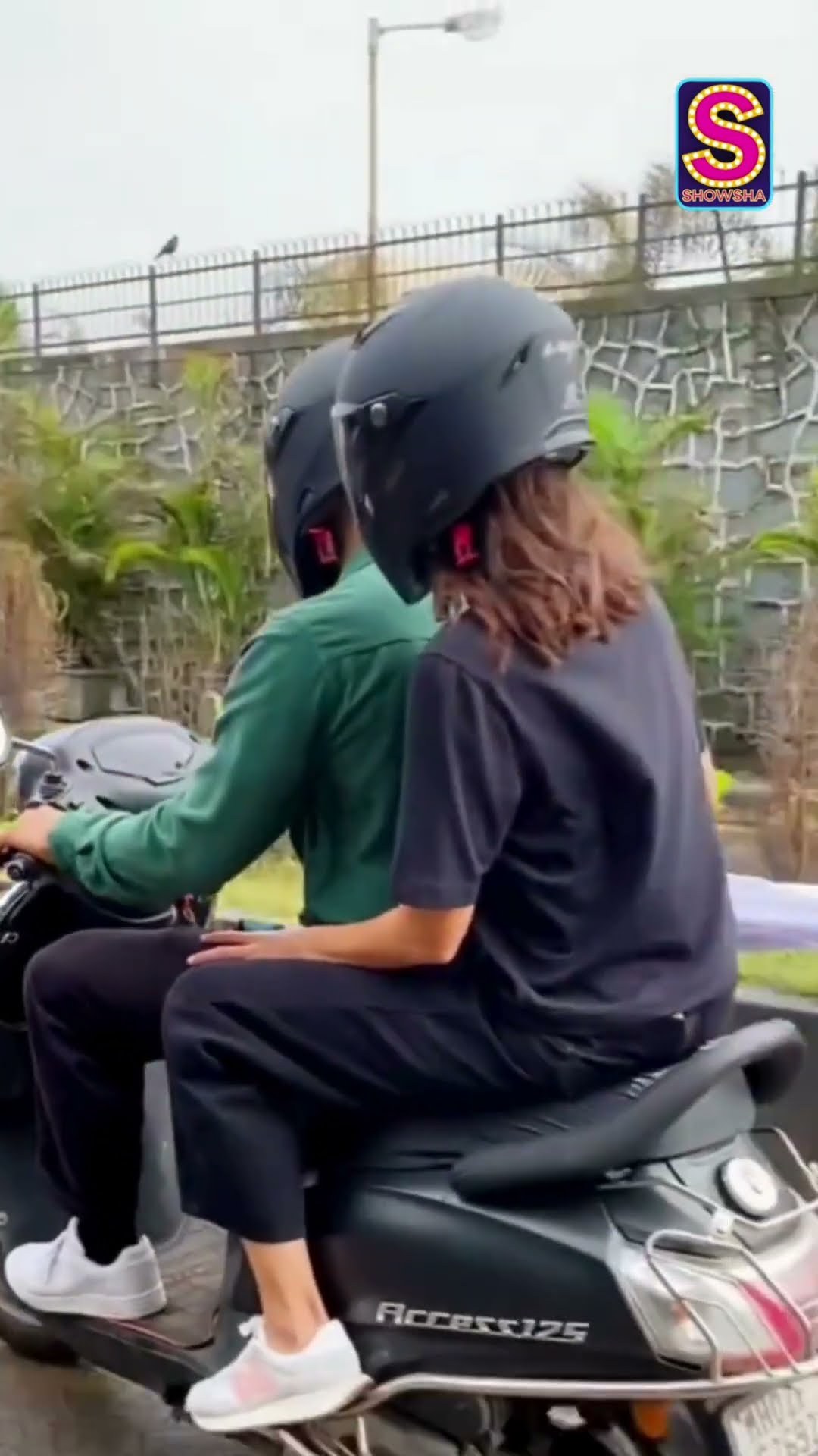 King Kohli Takes A Scooty Ride With Anushka Sharma On Mumbai Streets | Bollywood | N18S