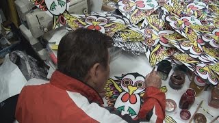 酉の連だこ作りピーク　札幌、色鮮やかに