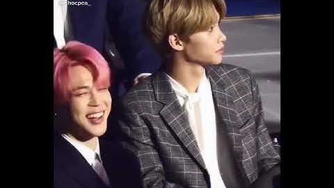 They look like they wanna talk to each other but is awkward... Jimin go talk to Felix 😂😂