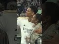 Bellingham y su momento mas familiar en la celebracin con el real madrid junto a su madre