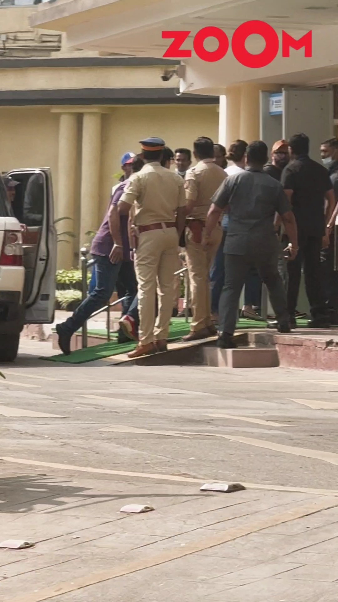 Kareena Kapoor REACHES hospital to meet husband Saif ? #shorts #saif #kareenasaif