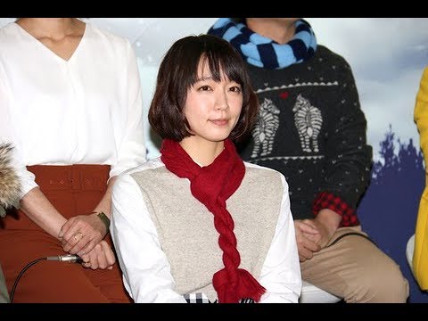 ＜吉岡里帆＞個性派シャツ×チェックスカートでガーリーに