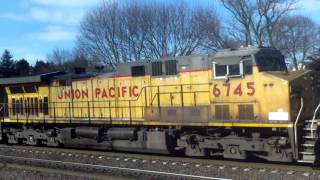 BNSF 8147 leading EB autorack with DPU meets UP 5934 with WB coal & UP 8736 switching EB stacktrain