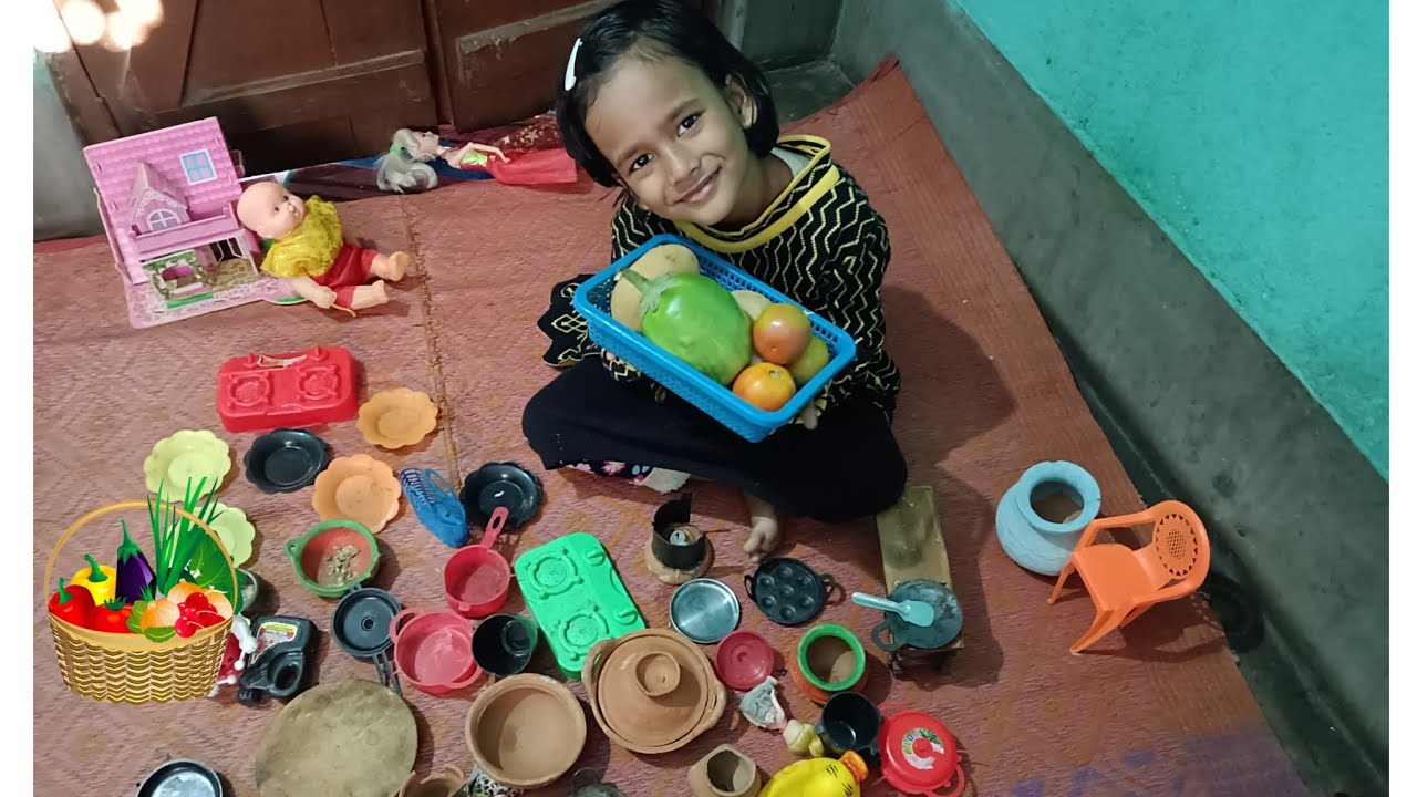 ছোটো ছোটো রান্না বাটিতে পুতুলের বেগুন ভাজা।