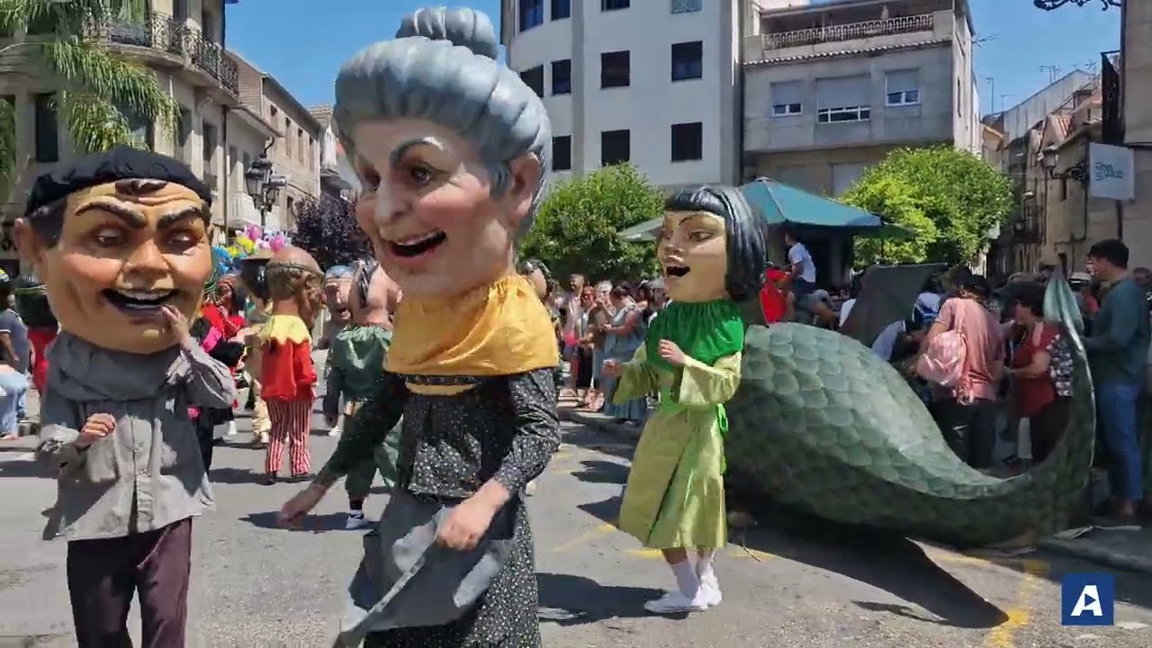 Redondela despide la Fiesta de la Coca 2025 con baile y desfile de personajes