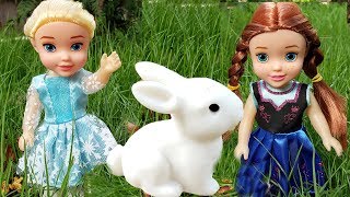 Elsa and Anna toddlers bring home their class pet