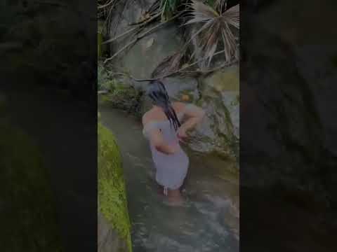 aksi tante buka baju disungai