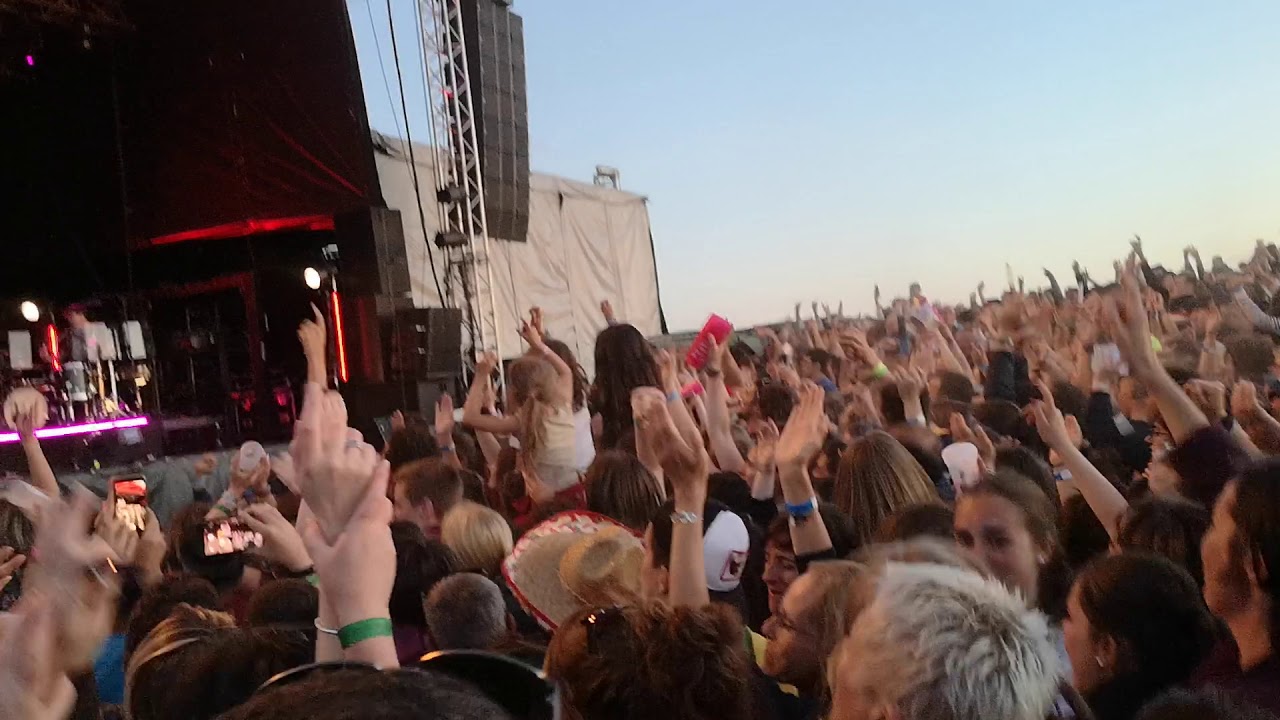 Hoshi - Les petites folies 2019 - Femme à la mer