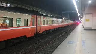 513次經由海線開往潮州的E207電頭+八節莒光號車廂新式自動門莒光號