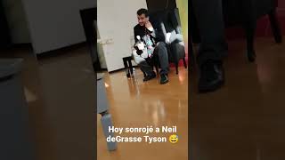 Hoy sonrojé a Neil antes de preguntarle algo para el siguiente video. ¿De qué creen que se trata?