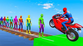 الرجل العنكبوت على دراجة نارية ضد العناكب - Spiderman on a motorcycle against multi-colored spiders