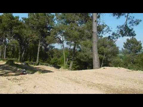 kaxasaki klx sur un terrain de cross