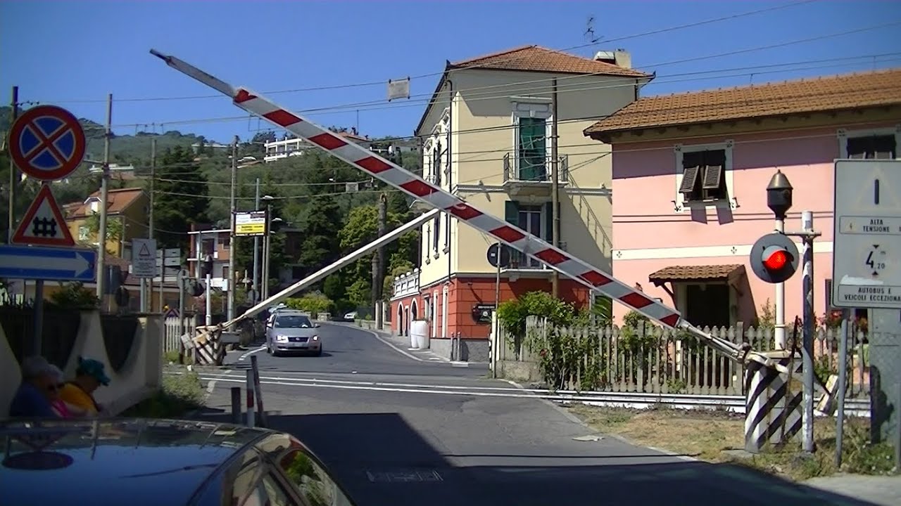 Spoorwegovergang Diano Marina (I) // Railroad crossing // Passaggio a livello
