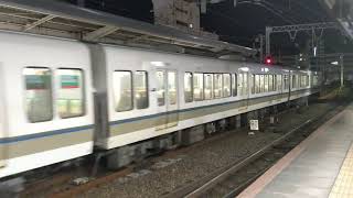 間もなく見極め、オール12両編成で神戸駅を発車する221系。