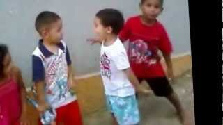 Criançada dançando rebolation