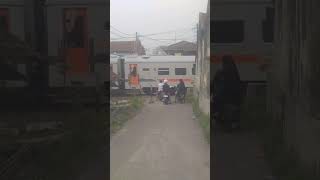 KA lokal merak ngebut jalan ramanuju kota Cilegon tujuan akhir merak