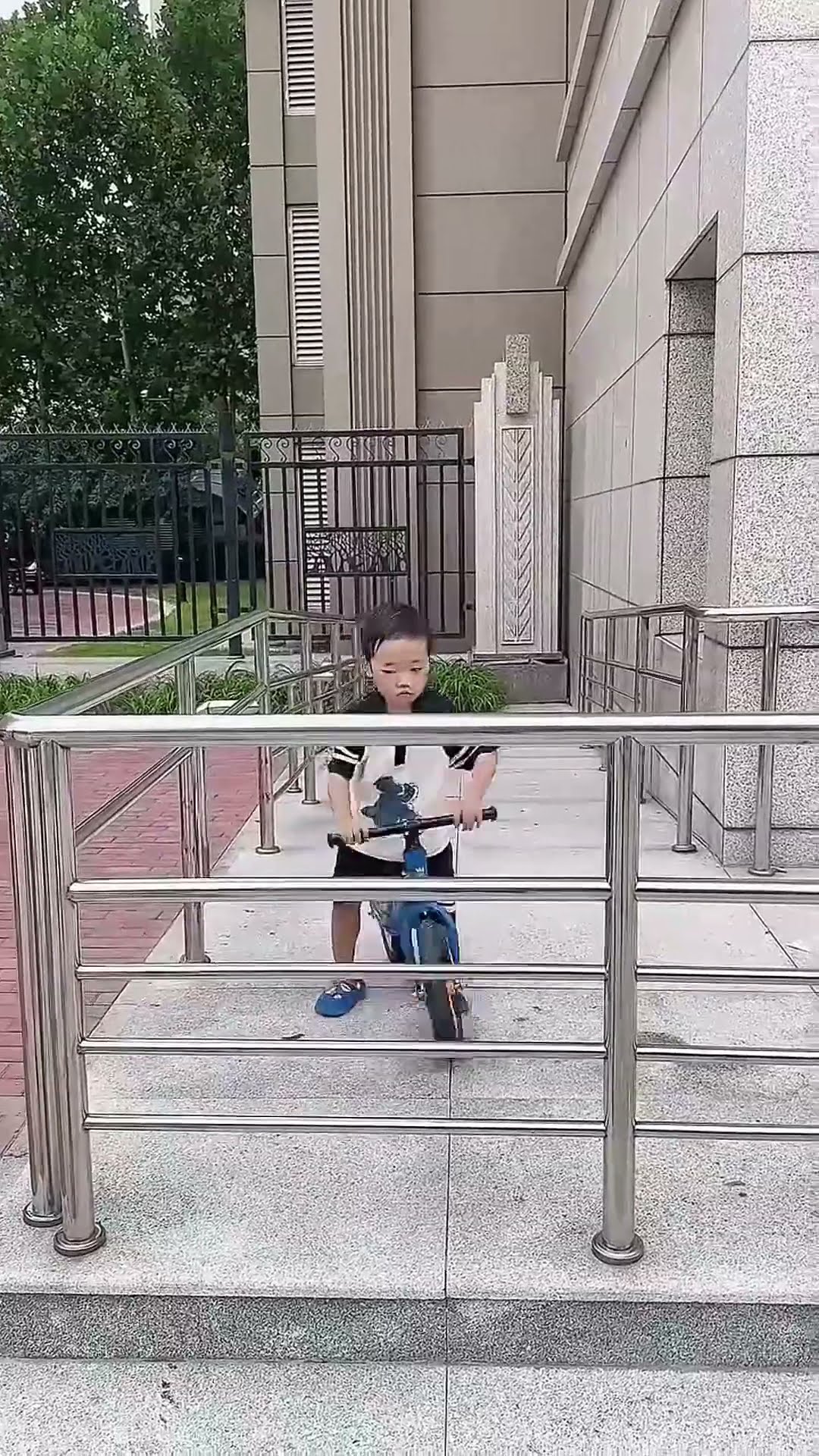 测试儿子的反应能力，就这还想难住他！#Cute baby#Cute#呆萌小米宝#聪明宝宝#萌娃#整蛊#测试