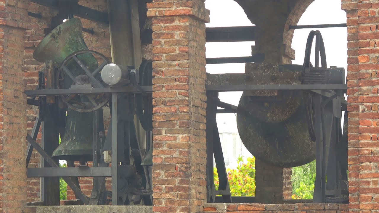 Звон колоколов святилища, посвященного Святой Марии, в сельской местности Пьяченцы (Италия)