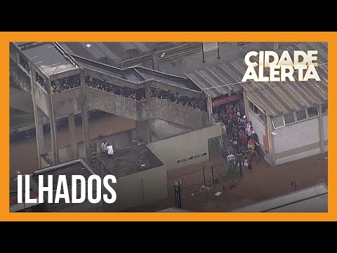 Passageiros ficam ilhados em estação de trem em Osasco após temporal