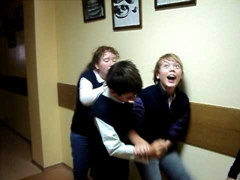 Бьет мужика по яйцам30