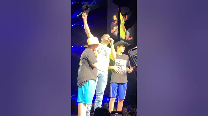 Luke Bryan sings "Drink a Beer" Live with boys who...
