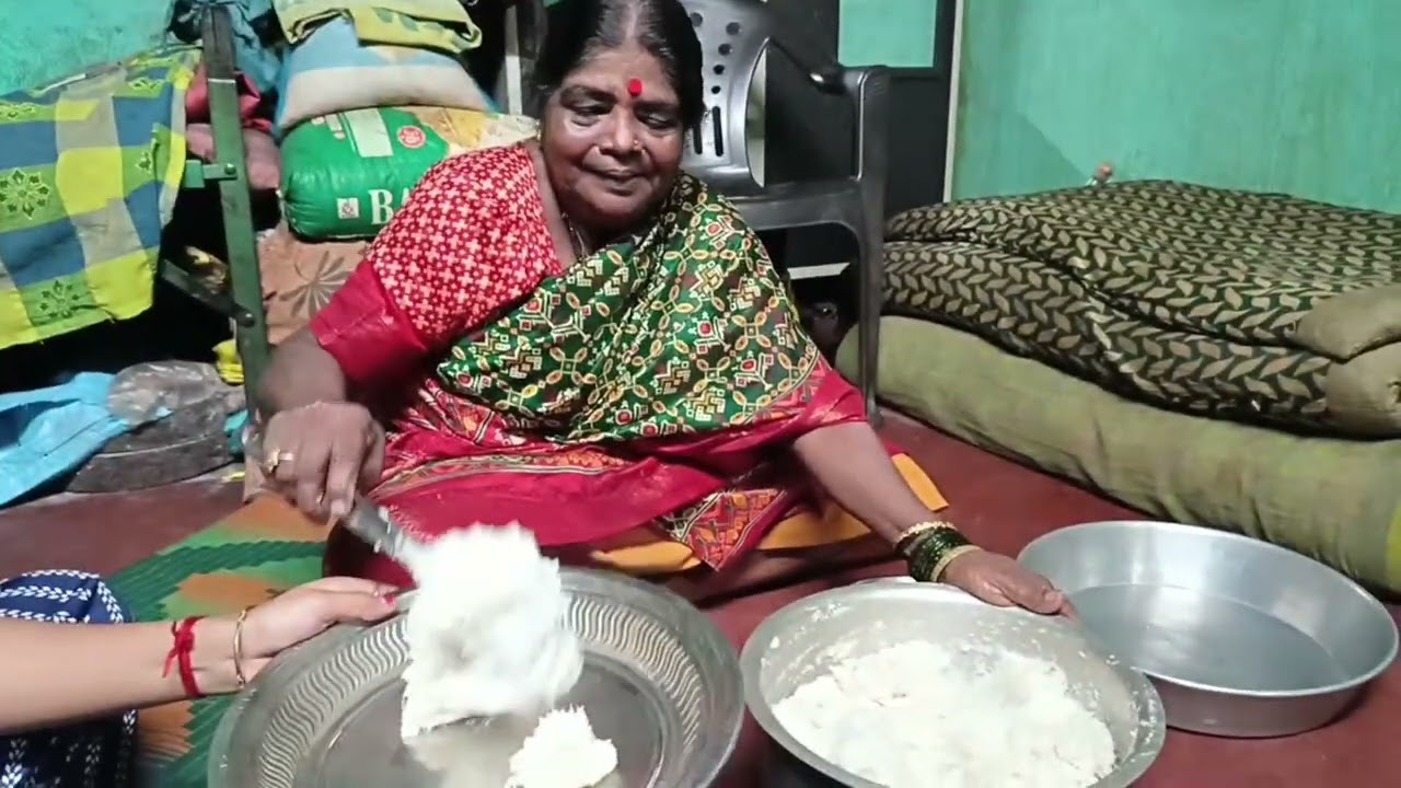 काकीने बनविले हळदीच्या पानातील हुंडे 😋😋#kaki's special hunde#Kokaniswad#food#kokani