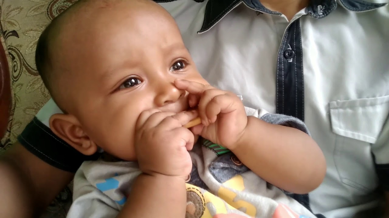 Reaksi Lucu Bayi  Makan  Biskuit Umur 6 Bulan YouTube