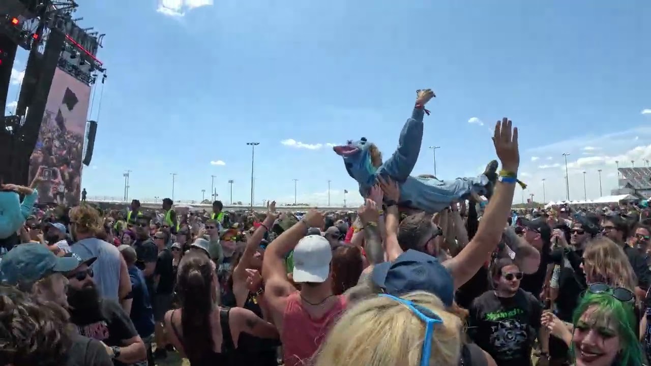 In Flames🔥 Welcome to Rockville 2026 🔥 Mosh Pit 🔥 Crowd Surfing