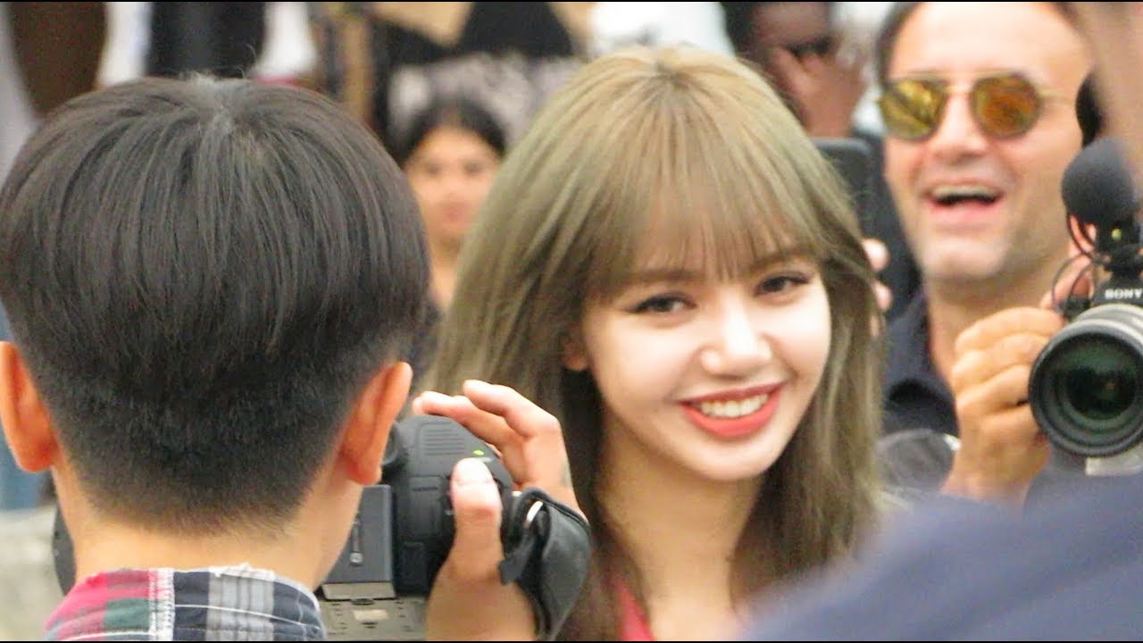 190623 LISA (리사) BLACKPINK 블랙핑크 IS SUPER HAPPY TO HEAR BLINKS SINGING KILL THIS LOVE 🎵 @ CELINE SHOW