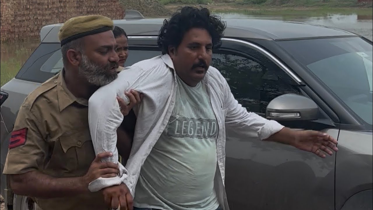 पुलिस आपके लिए है इज़्ज़त करो इनकी 