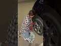 Mi novia ayudándome a cambiar la rueda (parte2)