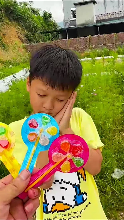 Kind mother So cute - what will happen if you close your eyes and eat ice cream cone challenge?🍦 👀😝🤪